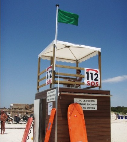 Torre de vigilancia y puesto de socorro en una playa.