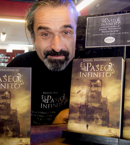 presenta su novela ''El Paseo Infinito'